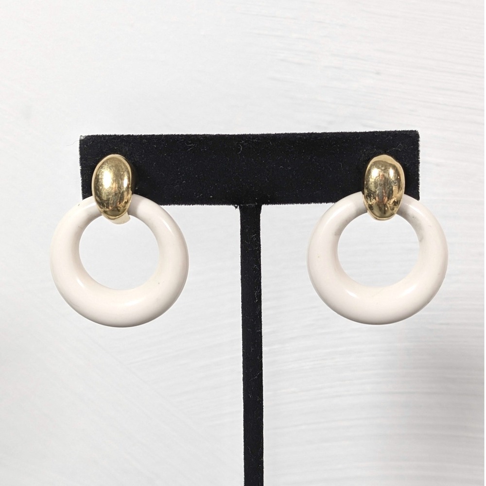 Vintage Crown Trifari White Lucite Hoop Clip On Earrings Gold Tone Mod Retro